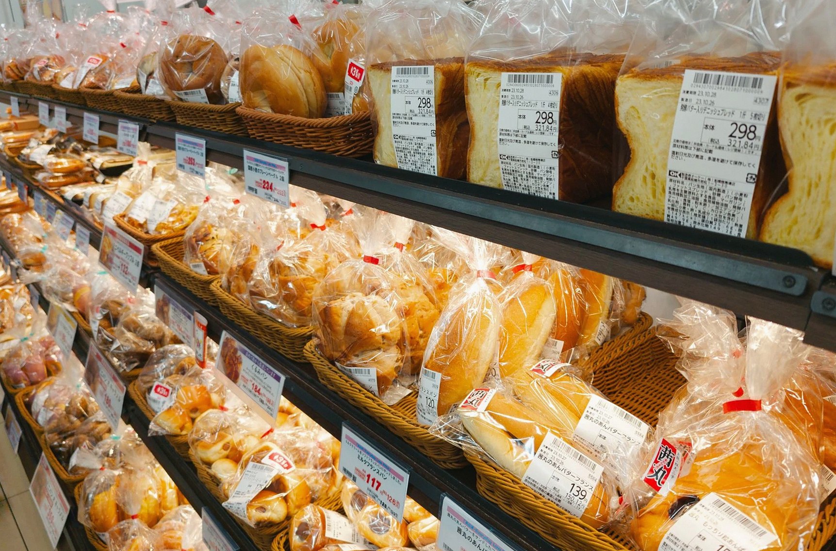 A diverse selection of prepackaged bread in a grocery store aisle, perfect for food-related projects.